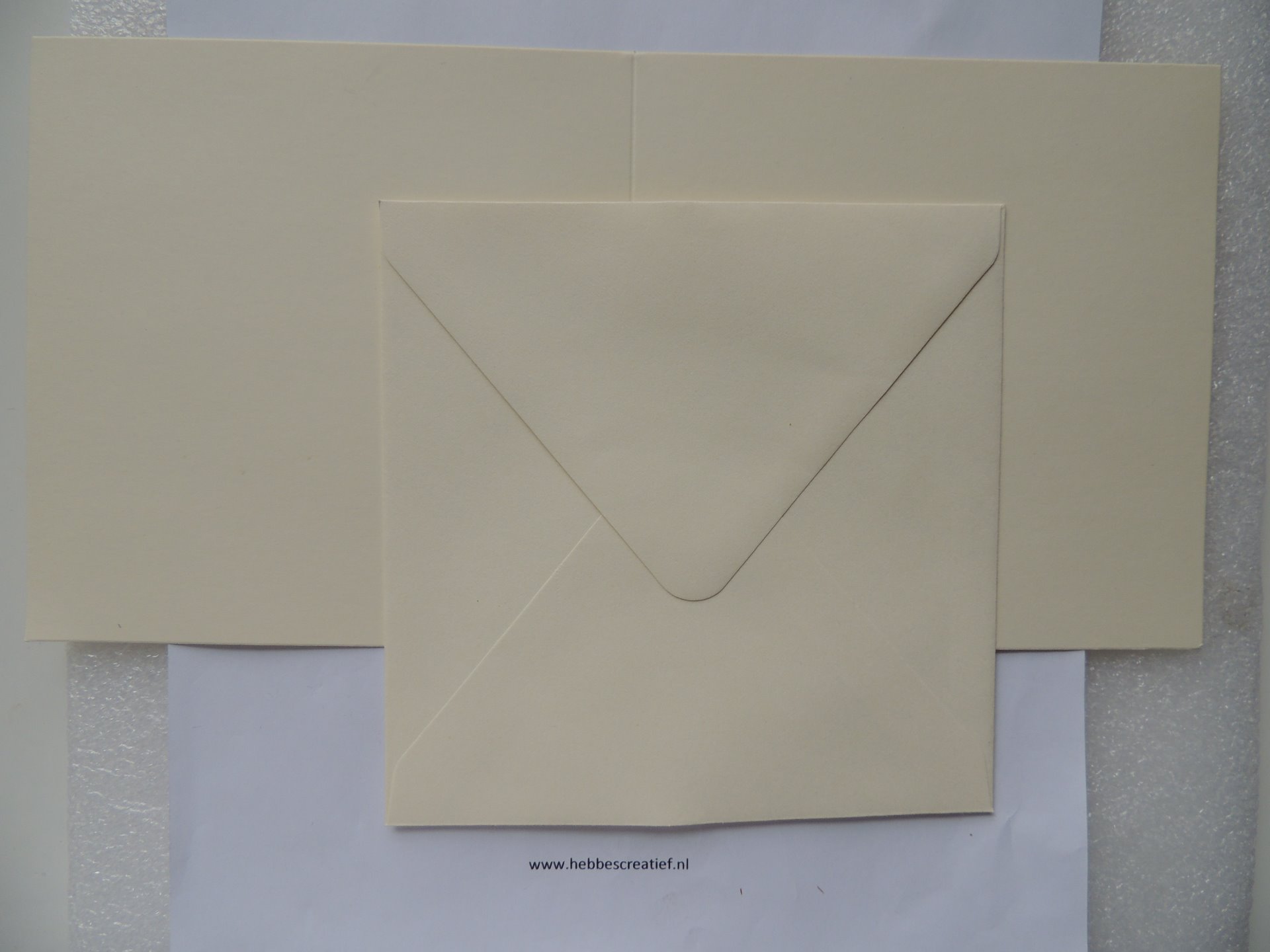 Associëren bod Dodelijk vierkante, dubbele,blanco, creme-kleurige kaart met envelop, per stuk. -  Hebbes! creatieve materialen
